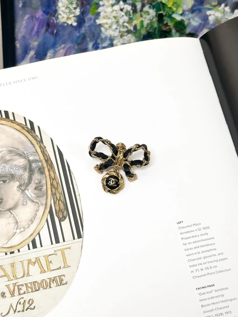 Chanel 22A leather-threaded chain bow pendant double C brooch