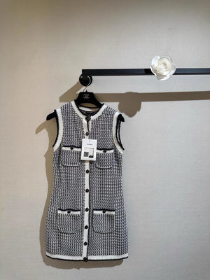 Chanel 2022 Spring/Summer woven black and white color-blocked vest dress.