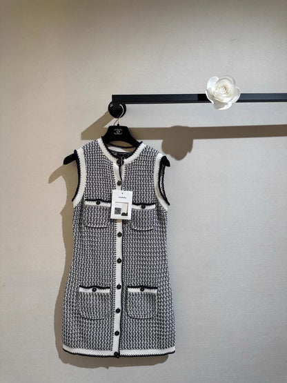 Chanel 2022 Spring/Summer woven black and white color-blocked vest dress.