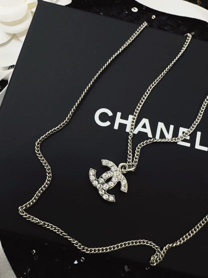 Classic Chanel 07V choker necklace in silver with double C