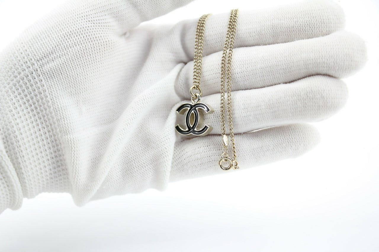 Chanel Vintage 06V Enamel Classic Black CC Light Gold Necklace