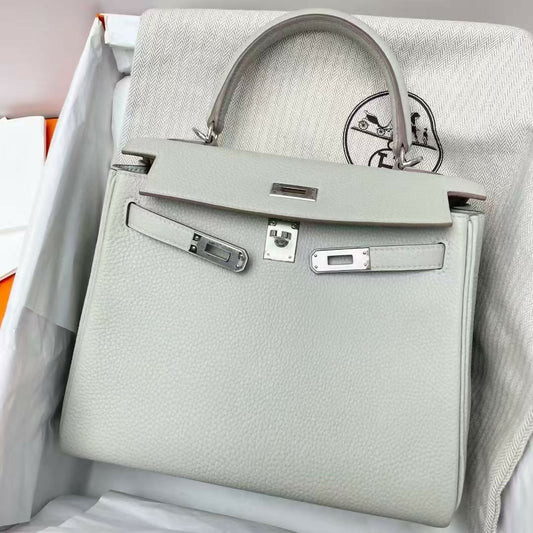 Hermès Kelly handbag in pale grey grained leather with palladium hardware and single top handle
