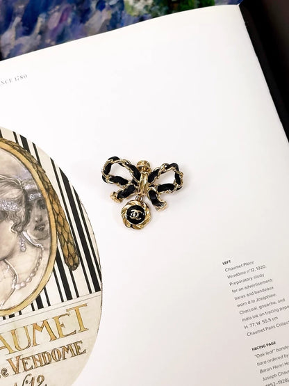 Chanel 22A leather-threaded chain bow pendant double C brooch