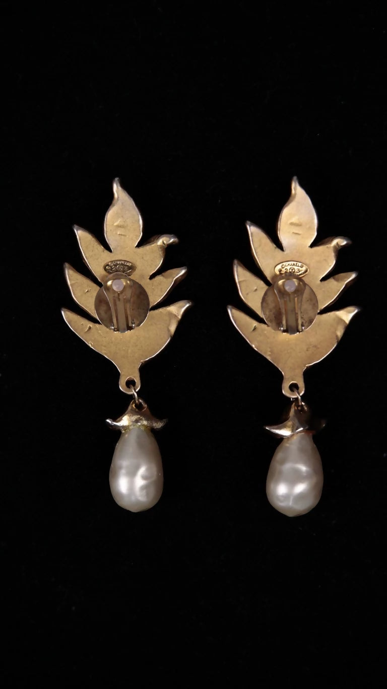 Chanel 1986 Leaf Pearl Pendant Ear Clip