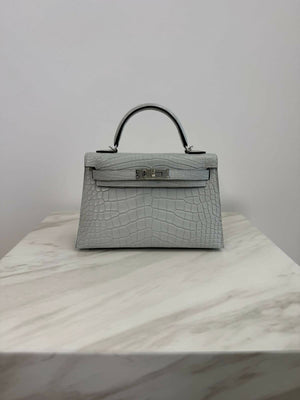 Hermès Kelly 20 Gris Neve Matte Alligator PHW K 2026