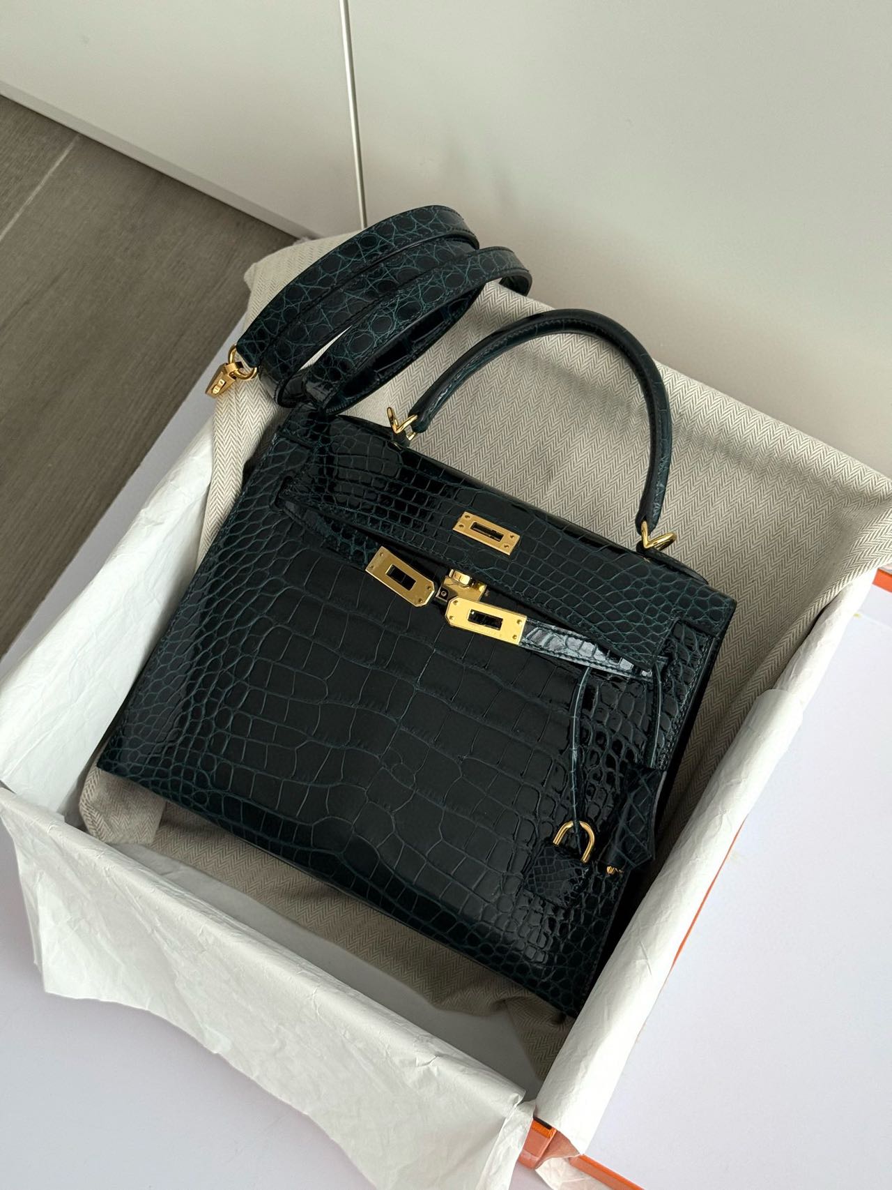Hermès Kelly 25 Vert Rousseau shiny crocodile leather gold hardware ...
