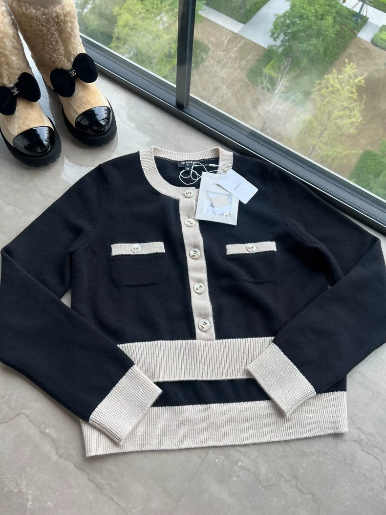 Chanel 25k black/ecru cashmere top