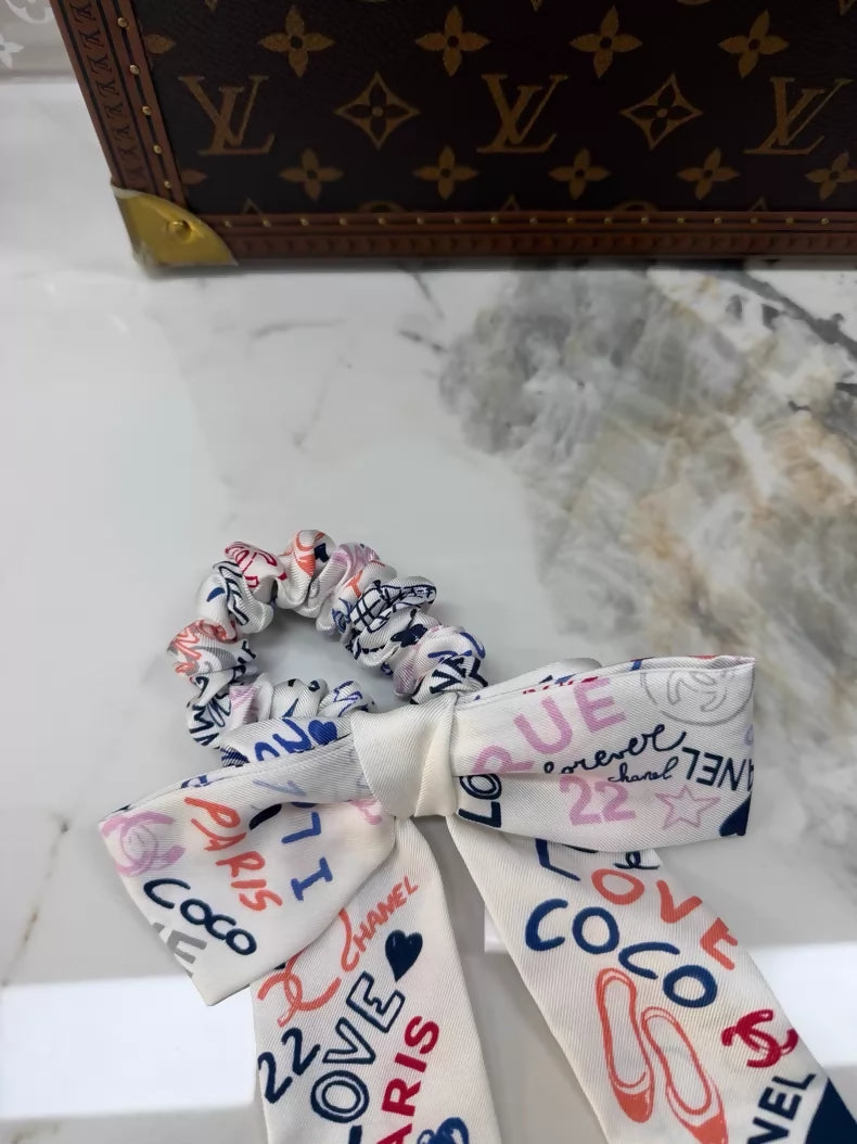 Chanel 25P white bow hair tie with black trim