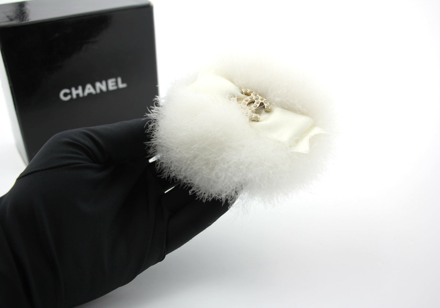 Chanel Vintage 04A Rabbit Fur White Round Bow Brooch