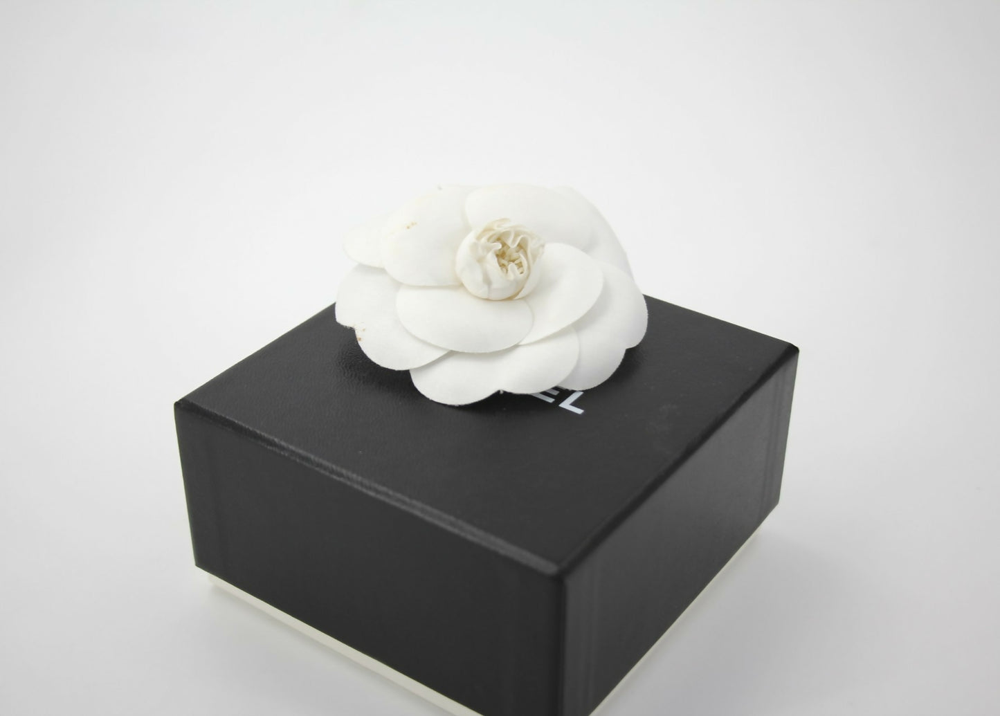 Chanel Vintage 81-85 White Silk Camellia Brooch