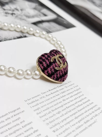 Chanel Fall/Winter 2020 Black and pink tweed heart brooch with gold CC logo