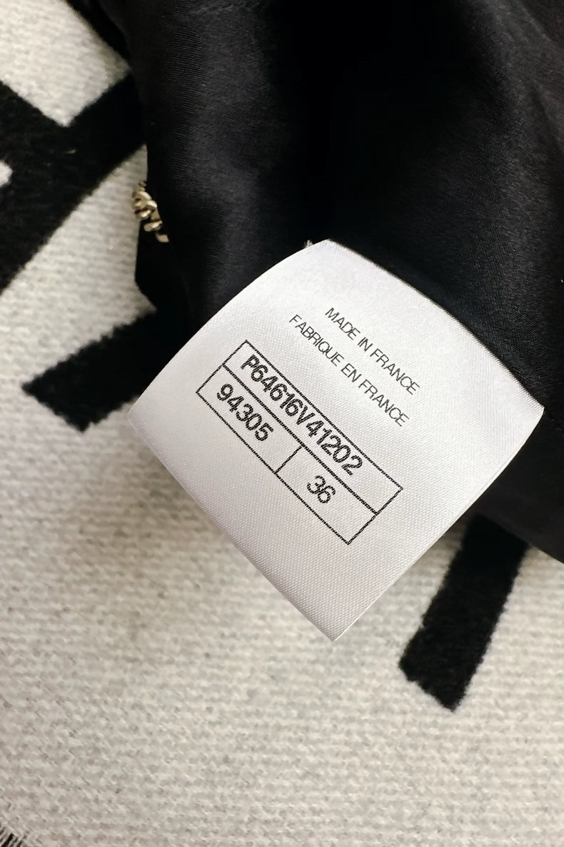 Chanel 20A Black and Gold Collar Jacke