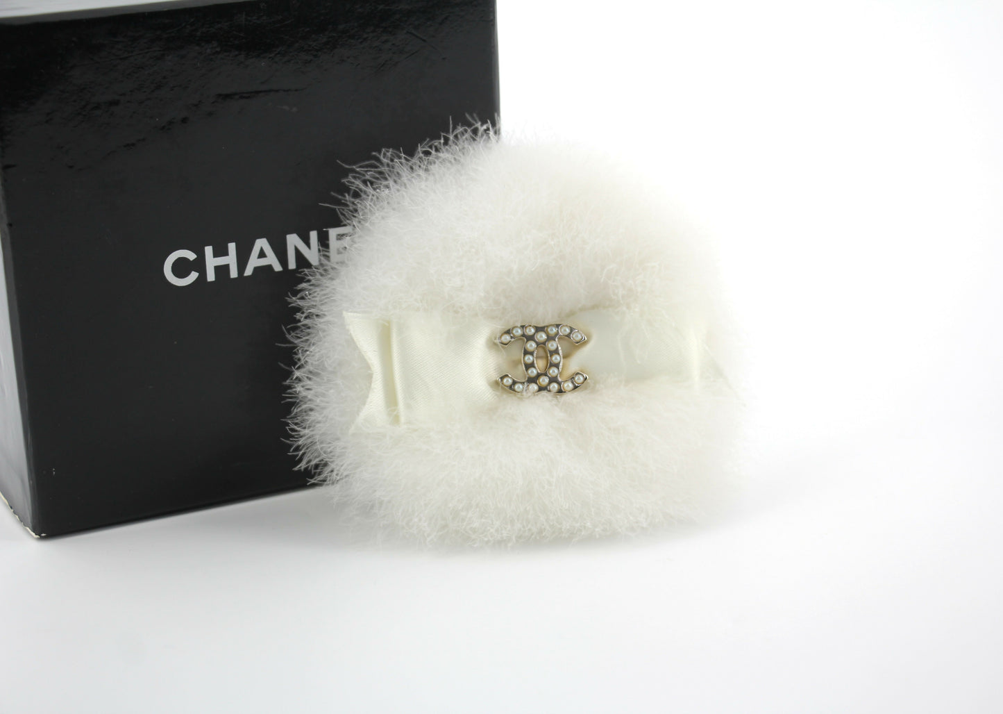 Chanel Vintage 04A Rabbit Fur White Round Bow Brooch