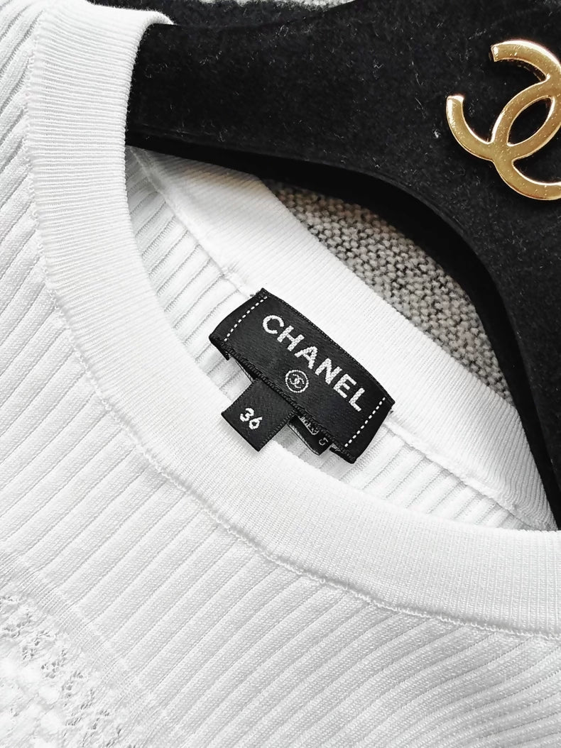 Chanel 25b White Embroidered Heart Logo Knit t-shirt