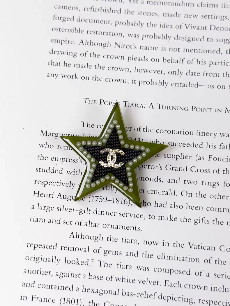 Chanel 17C Green Star and Pearl Inlaid Acrylic Brooch