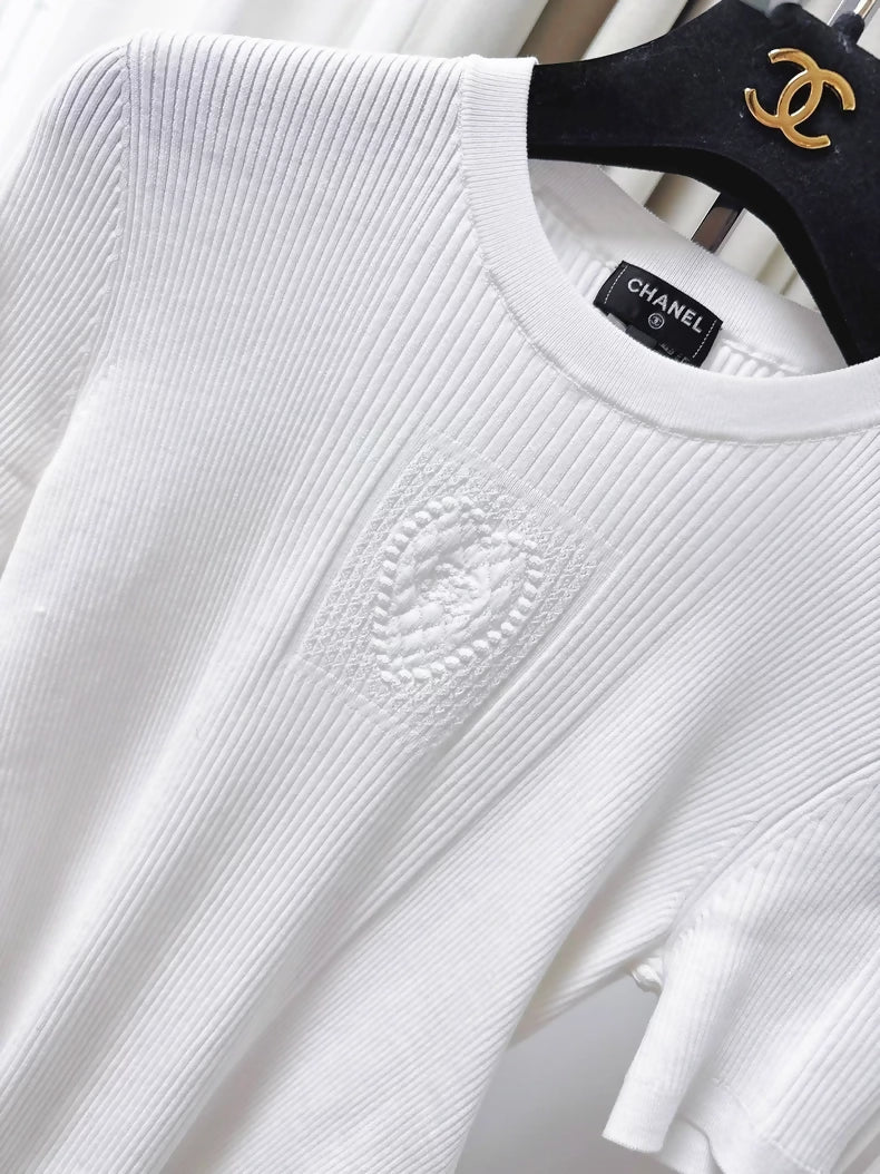 Chanel 25b White Embroidered Heart Logo Knit t-shirt