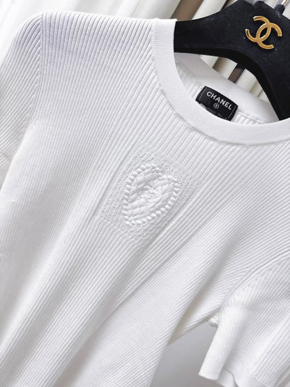 Chanel 25b White Embroidered Heart Logo Knit t-shirt