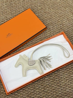 Hermes Rodeo charm Touch PM Craie/Beton Agneau/Matt alligator crocodile leather