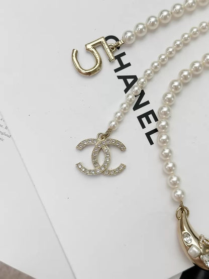 Chanel 21S No. 5 letter sweater pearl necklace
