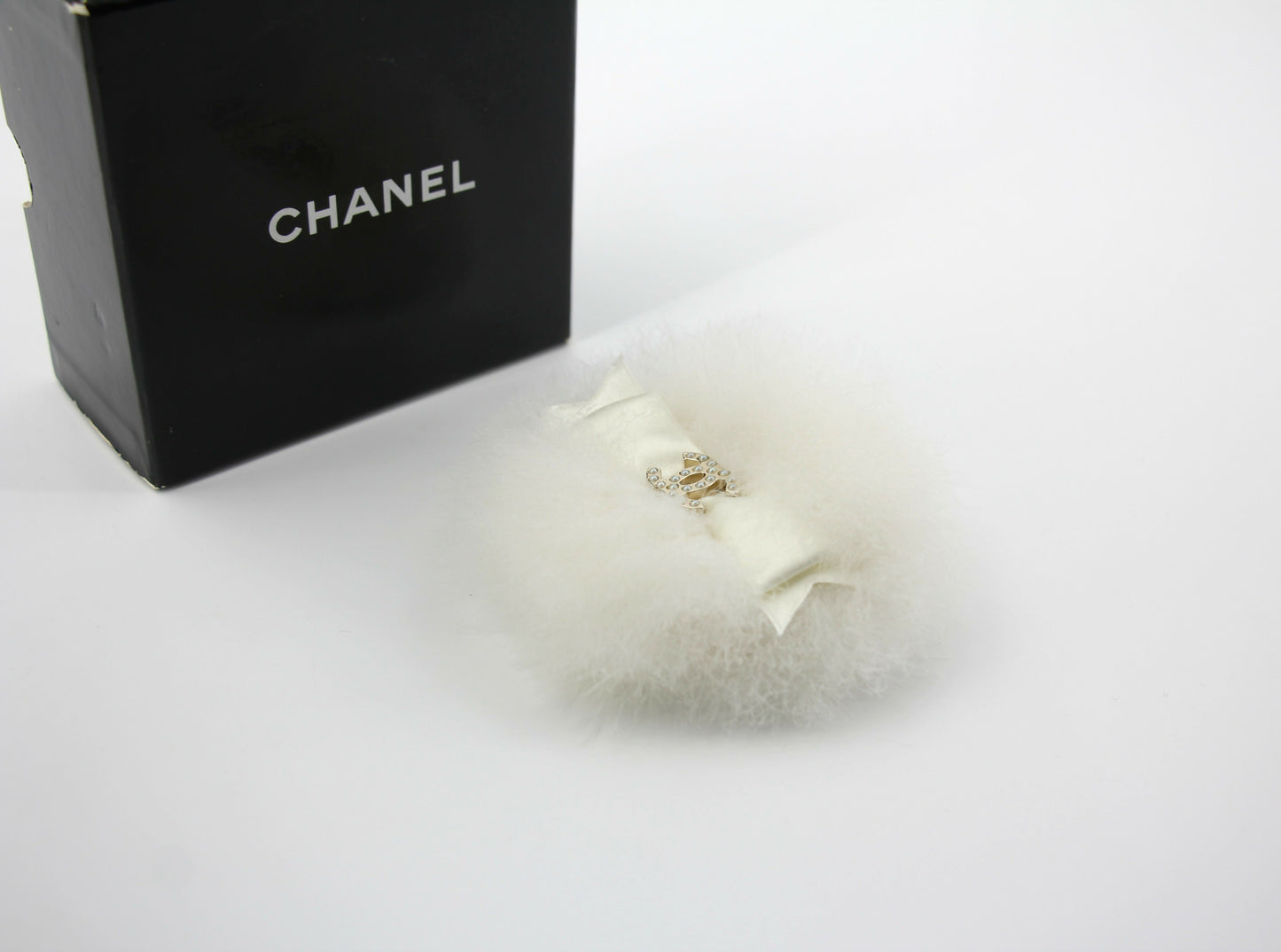Chanel Vintage 04A Rabbit Fur White Round Bow Brooch