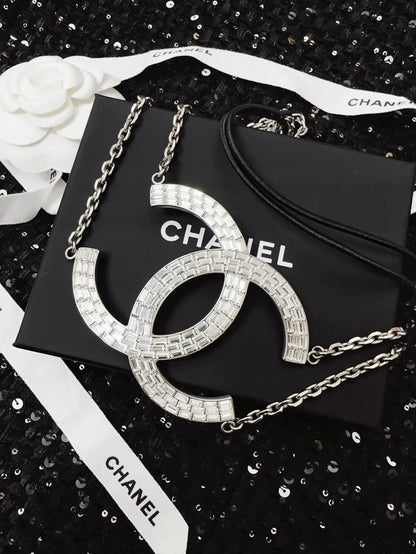 Vintage silver Chanel headband adorned with diamonds and a large double C (can also be worn as a necklace)