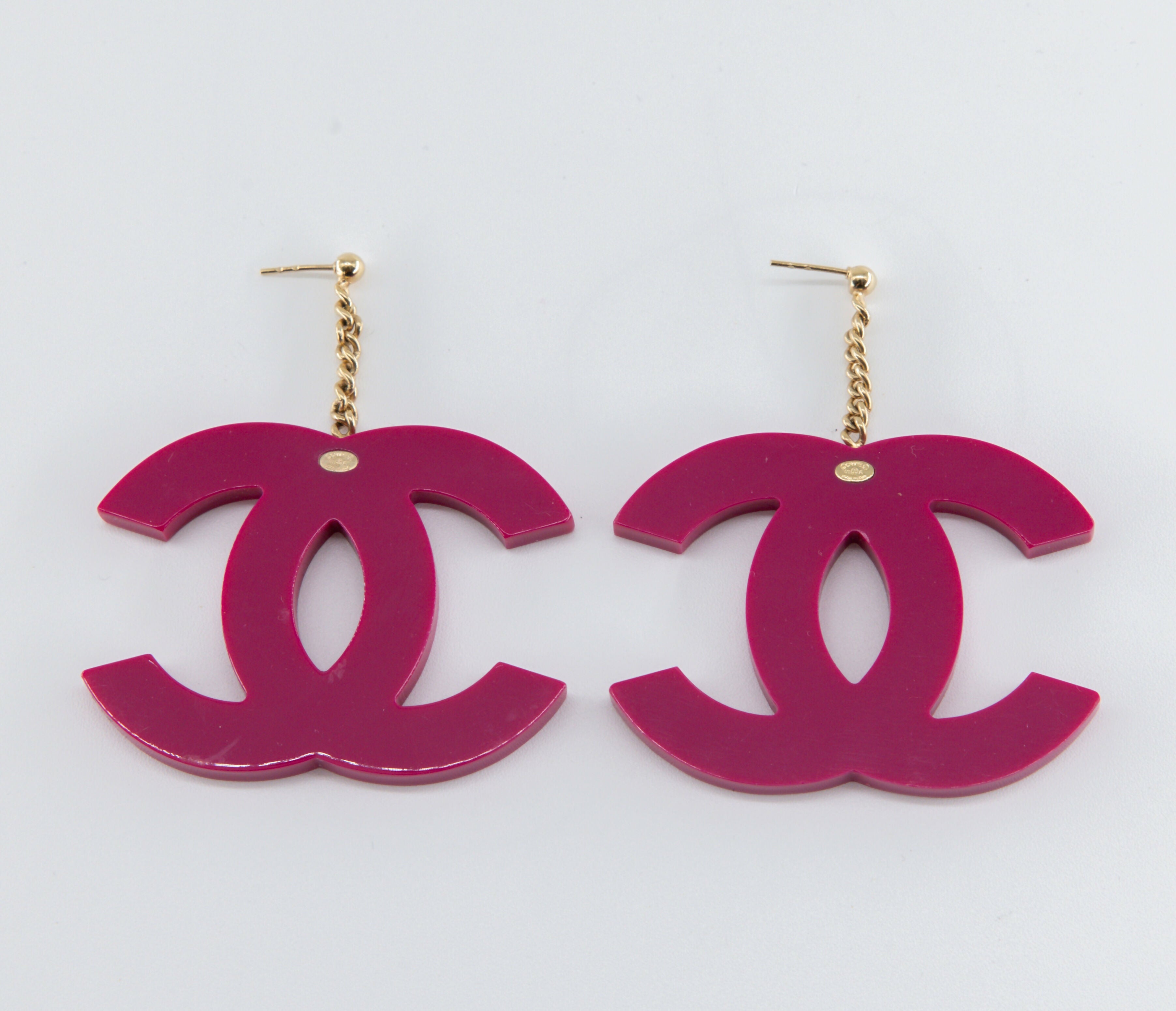 Chanel 2000s Pink Acrylic Large Logo Dangle Earrings – Wararni.com