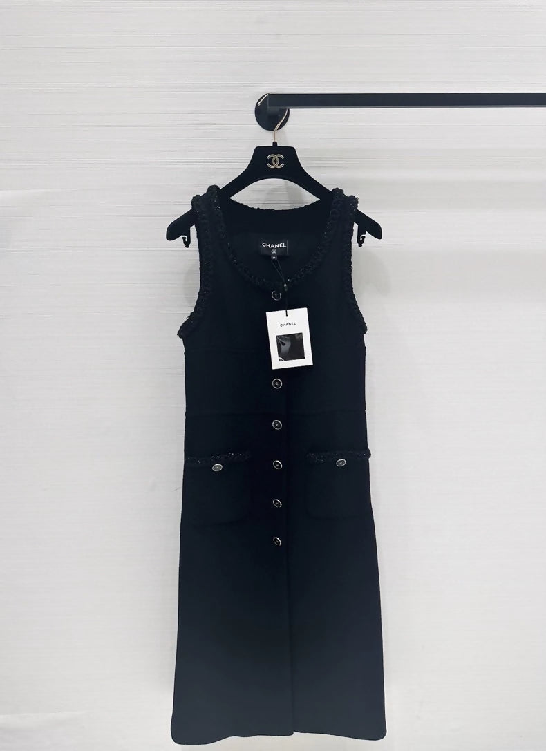 Chanel 25B black button-up dress i