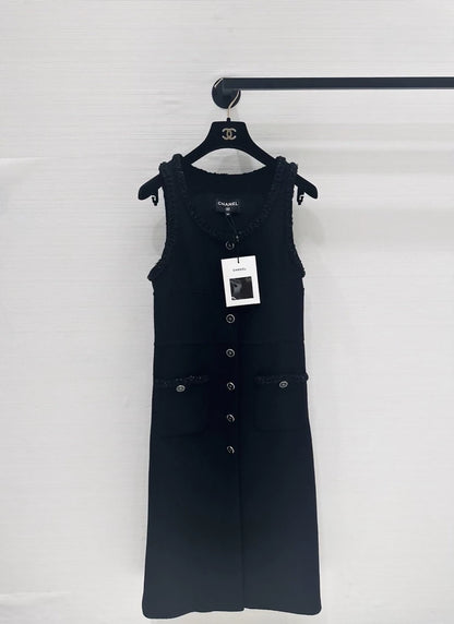 Chanel 25B black button-up dress i