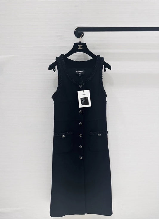 Chanel 25B black button-up dress i