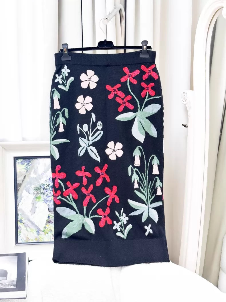Chanel 21A black floral cashmere skirt