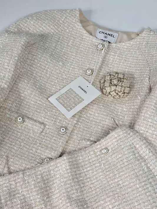 Chanel 25K ecru Tweed Jacket and Skirt set