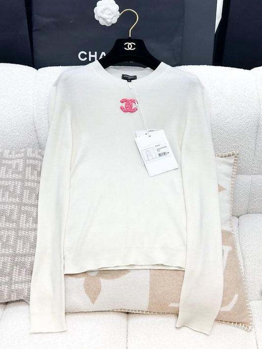Chanel 22K off-white knit top with pink double C