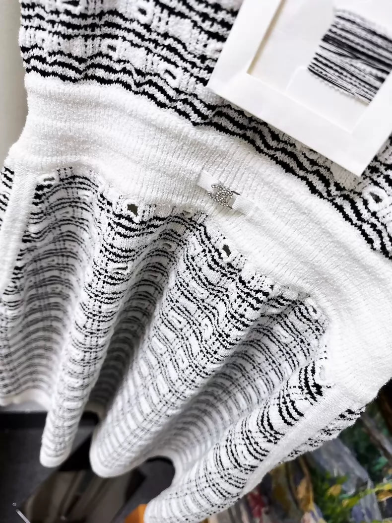 Chanel 25P Black and white color-blocked sleeveless knit dress