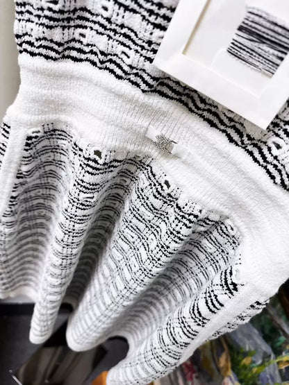 Chanel 25P Black and white color-blocked sleeveless knit dress