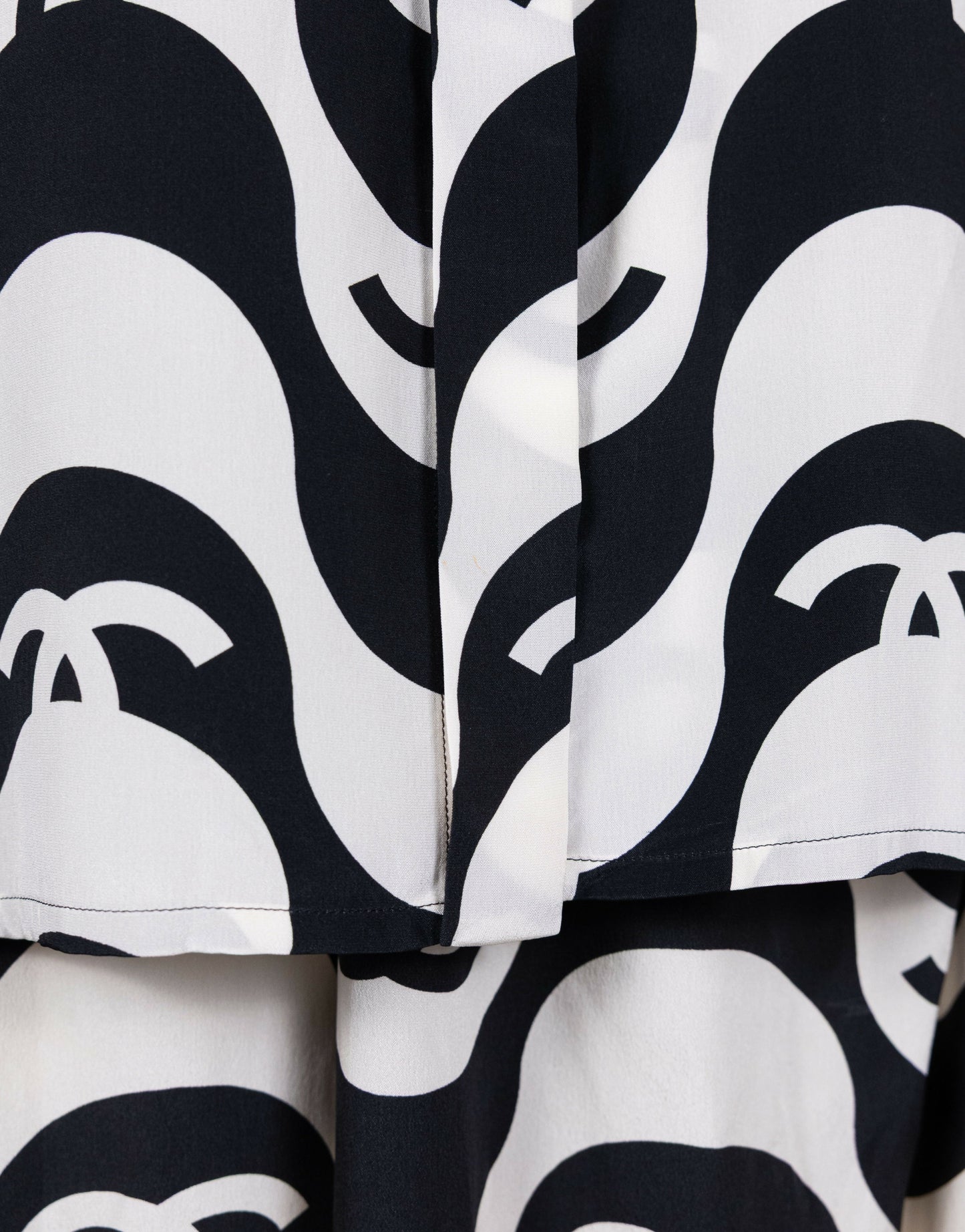 Chanel 2021 Spring/Summer Black and White Wave Set