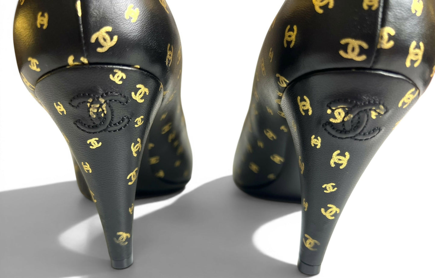 Chanel 23B Interlocking CC Logo Black Gold Lambskin Classic Pump Heels EU 39.5