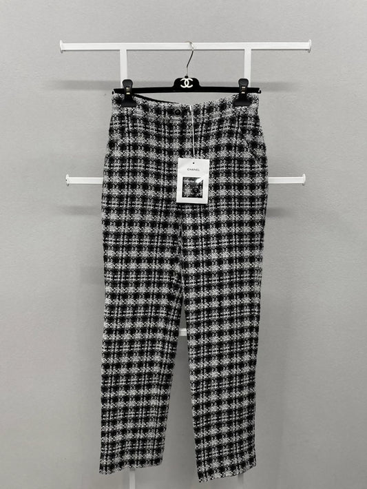 Chanel 21b trousers in black and white houndstooth