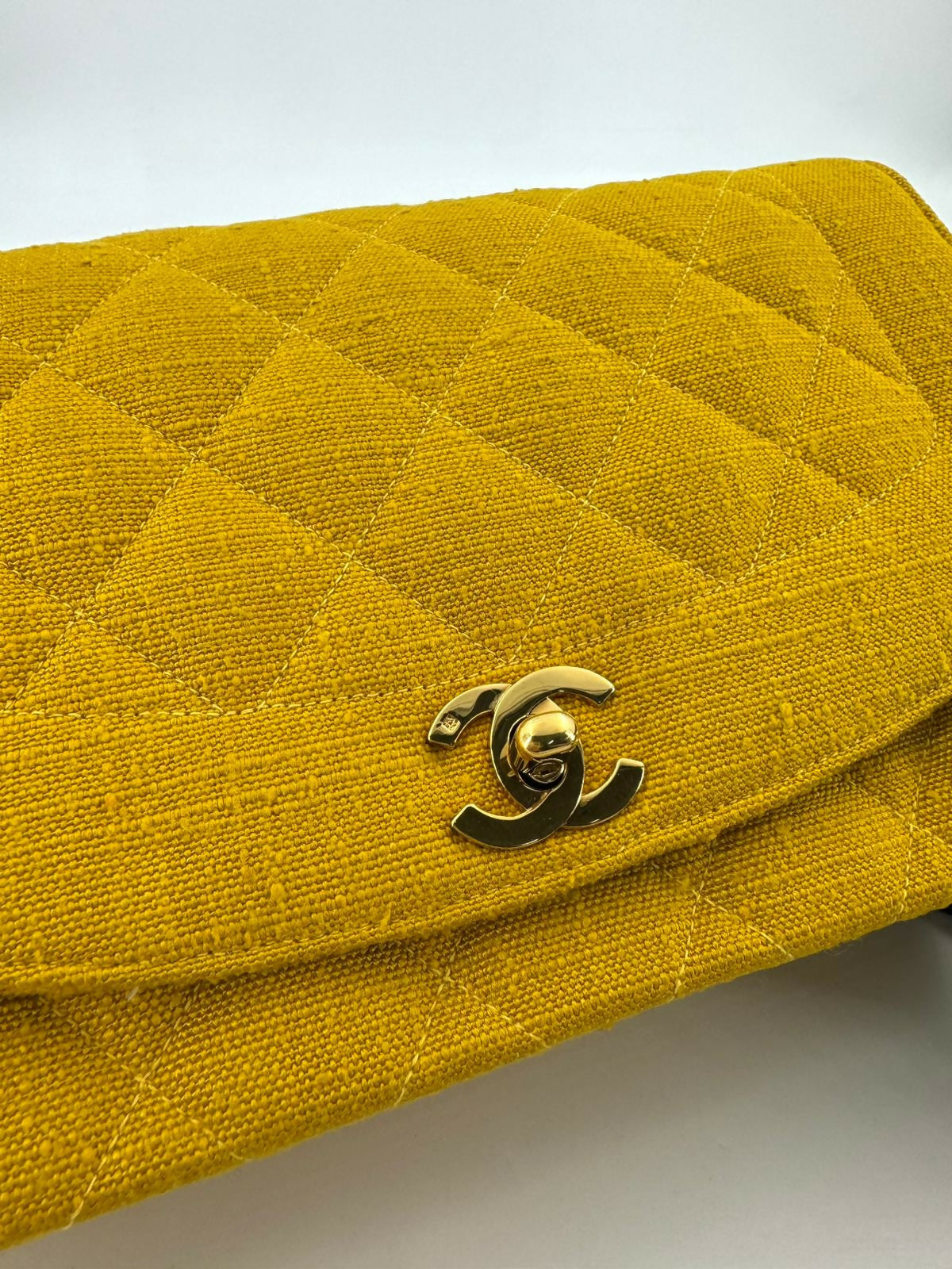 Chanel Vintage 91-94 Linen Matelassé 25 Yellow Small Shoulder Bag