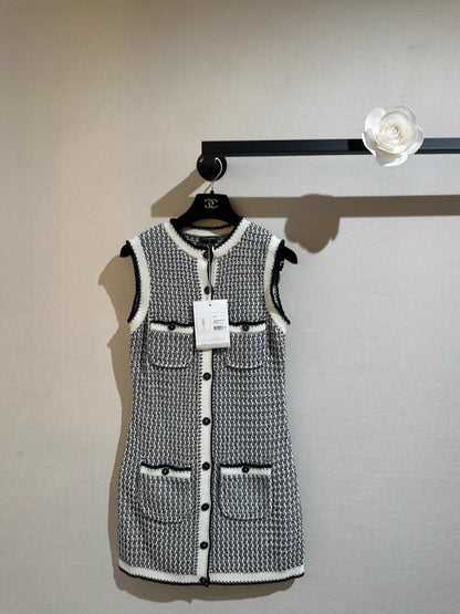 Chanel 2022 Spring/Summer woven black and white color-blocked vest dress.