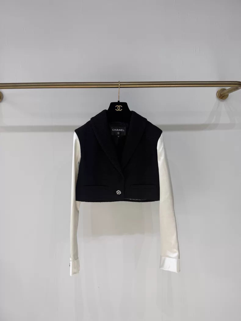 Chanel 25A black and white tweed jacket