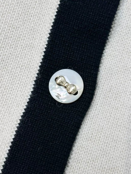 Chanel 25K beige and black top