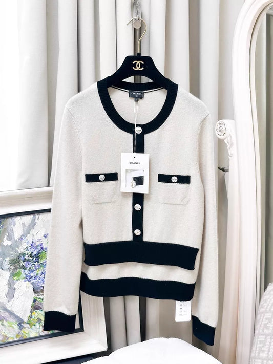 Chanel 25K beige and black top