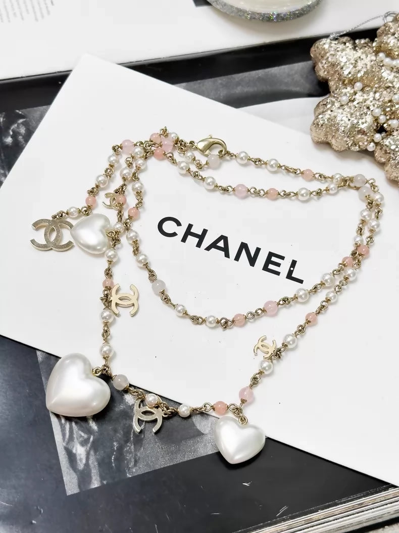 Chanel 21B Gold and pink heart-shaped pearl necklace/waist chain/sweater chain