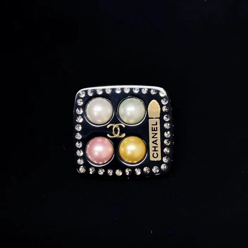 Chanel Spring/Summer 2021 eyeshadow palette brooch