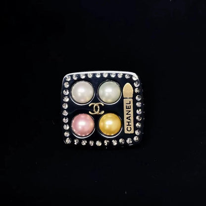Chanel Spring/Summer 2021 eyeshadow palette brooch