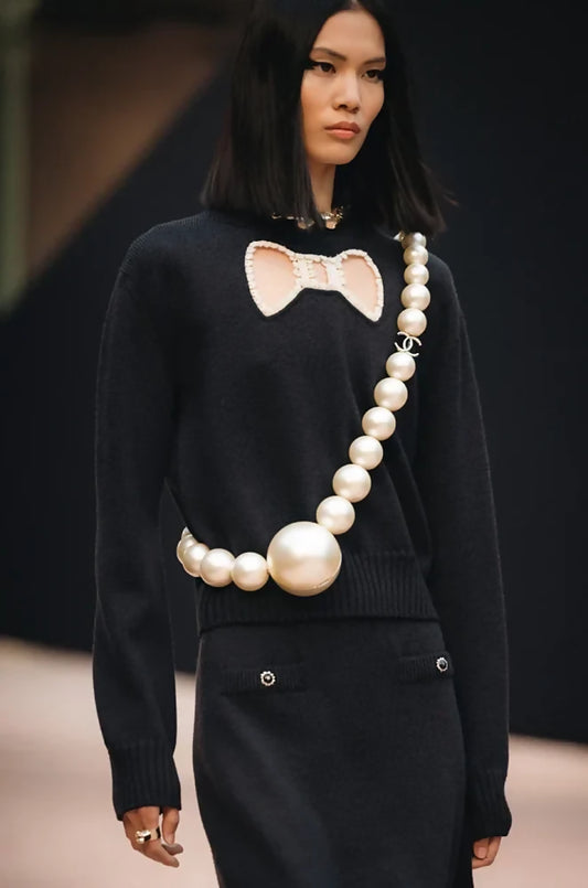 Chanel Pearl Necklace Minaudière Plexiglass & Gold Tone Metal Runway 2025/26
