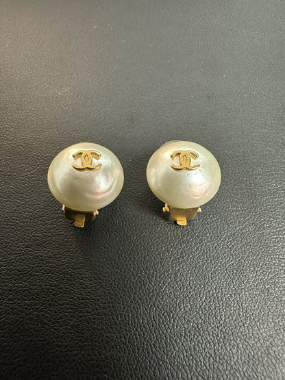Chanel Vintage 95A Imitation Pearl White Round Clip-On Earrings