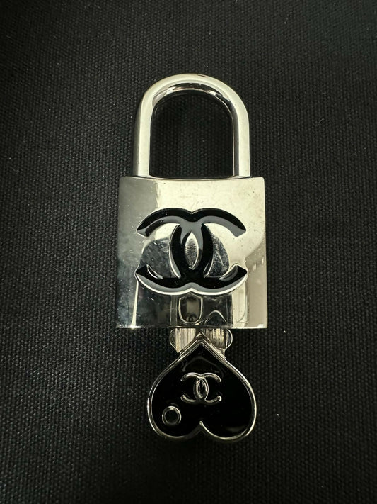 Chanel Vintage 07P Enamel CC Lock Heart Key