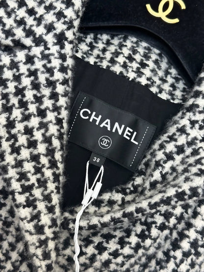 Chanel 22 black and white houndstooth tweed jacket