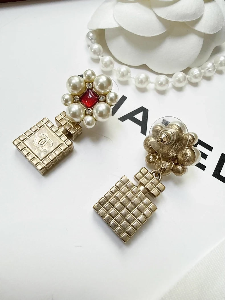 Chanel 21p pearl flower stud earrings